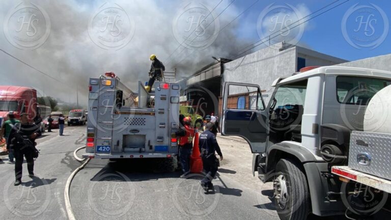 Incendio consume taller mecánico en Ramos; bomberos luchan contra las llamas