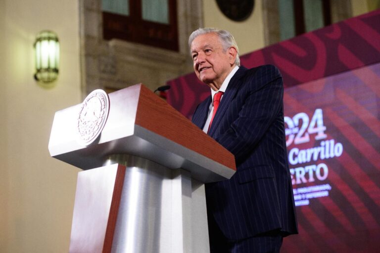 Llama AMLO a policía que mató a normalista a entregarse