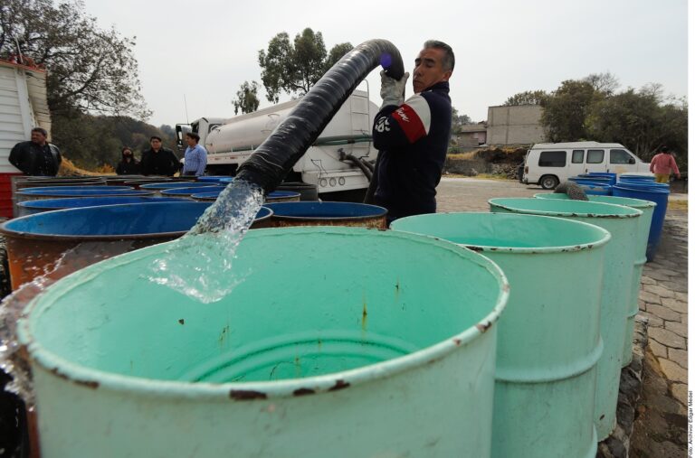 Más de un millón de casas en México dependen de pipas de agua