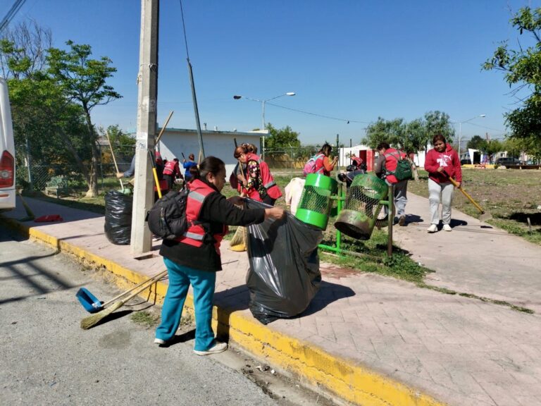 Mujeres ramosarizpenses dan mantenimiento a espacios públicos