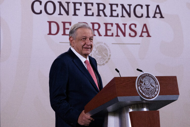 Pese a la ola de violencia, AMLO dice que la gente en México está muy feliz