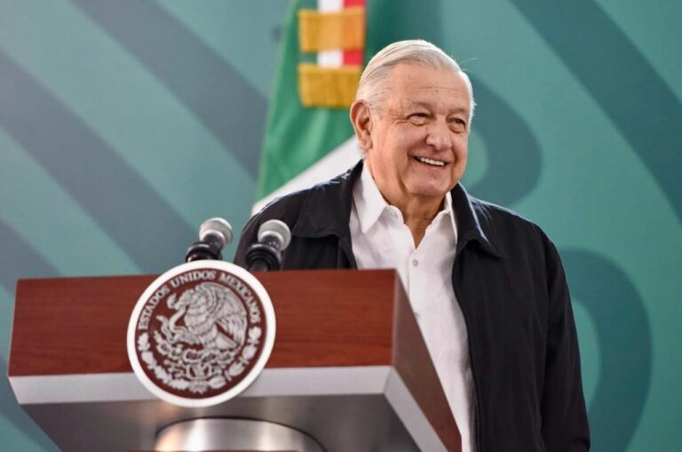 Pide AMLO protesta pacífica por 8M: ‘que se quiten capucha’