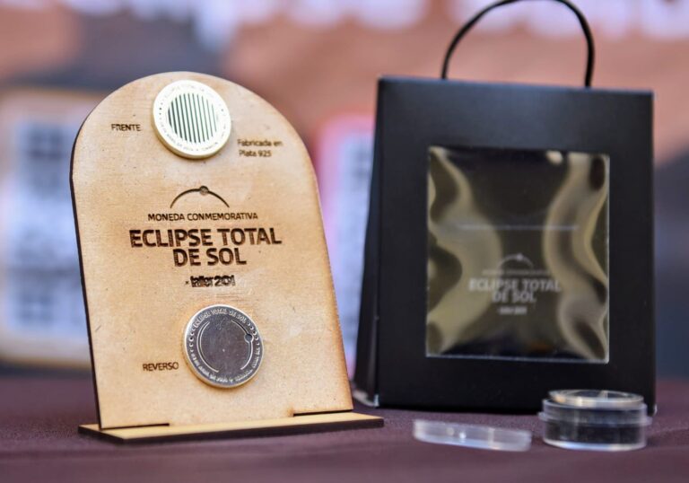 Presentan en Torreón productos de plata conmemorativos del eclipse solar total