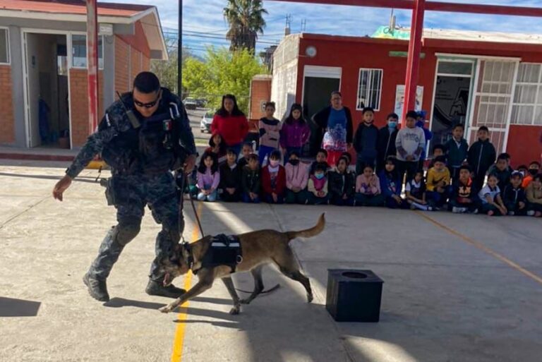 Presentan unidad canina de Ramos Arizpe a estudiantes de la colonia Santa Fe