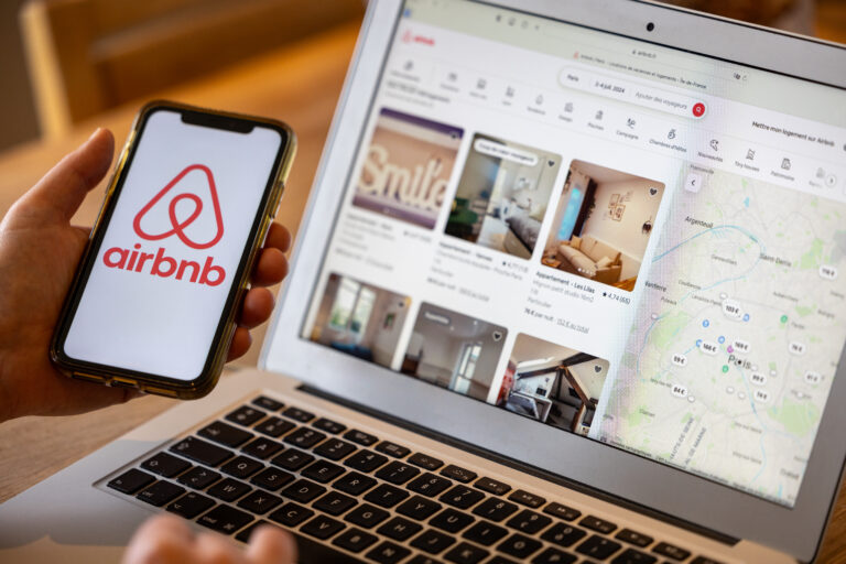 Prohíbe Airbnb las cámaras de seguridad a nivel mundial