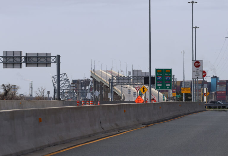 Puente en Baltimore se derrumba tras ser golpeado por barco; 7 personas caen al agua