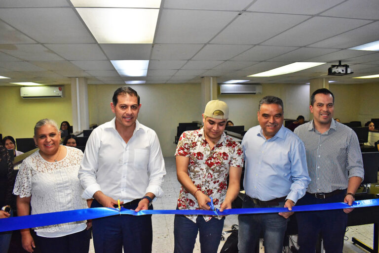 Rector de la UA de C inaugura el Centro de Cómputo en la FCA de Monclova