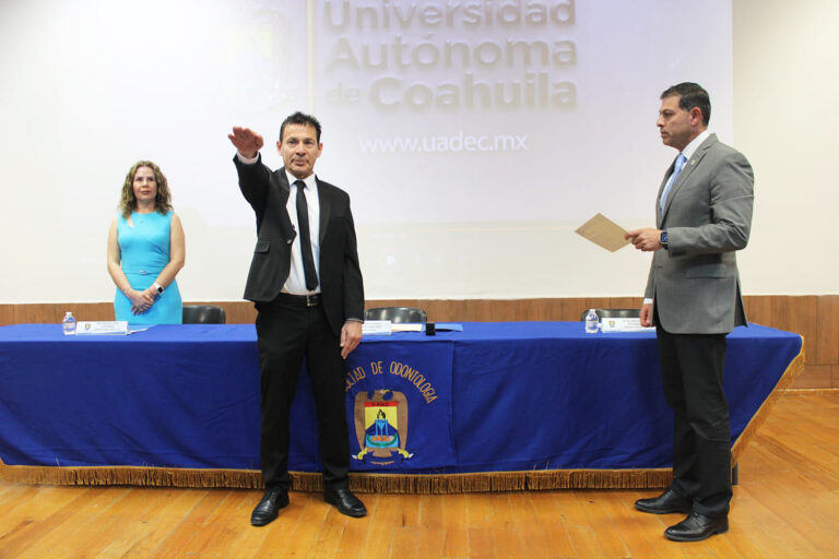 Rinde protesta el Dr. Enrique Díaz Palomares como director de la Facultad de Odontología de la Unidad Torreón