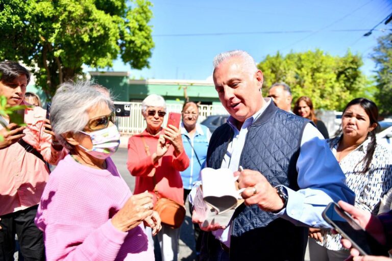 Román Cepeda supervisa brigada de servicios en el ejido La Merced, en Torreón