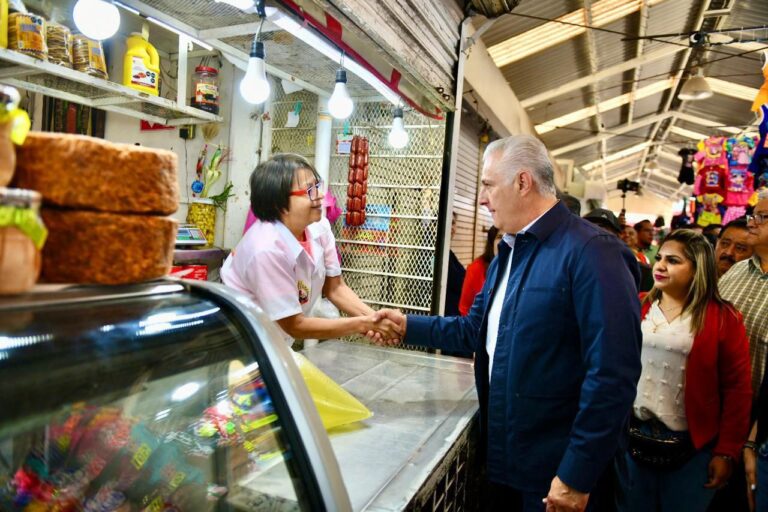 Román Cepeda supervisa brigada de servicios en el Mercado Alianza, en Torreón