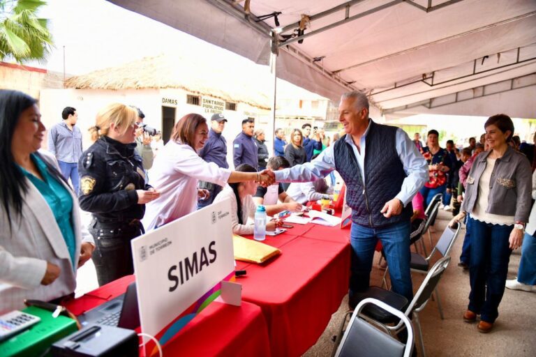 Román Cepeda supervisa brigada de servicios en el ejido La Partida, en Torreón