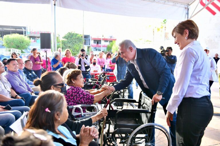 Román Cepeda entrega más de 500 aparatos ortopédicos en Torreón