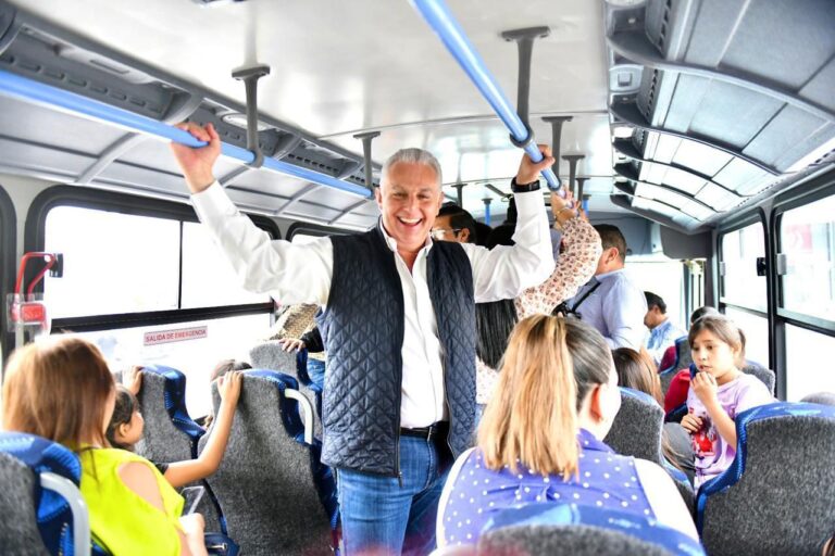 Román Cepeda acompaña a los niños de Casa Puente a recorrer el Museo Arocena