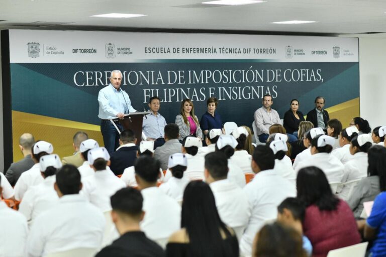 Román Cepeda impone cofias y filipinas a estudiantes de enfermería del DIF Torreón