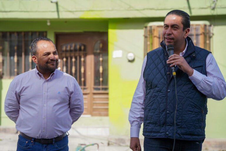 Supervisa Chema Morales la colocación de pintura en la colonia Fidel Velázquez