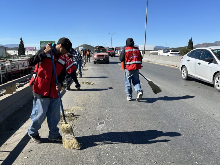 Trabajan en limpieza y mantenimiento de puente vehicular ‘La Reina’ de Ramos Arizpe