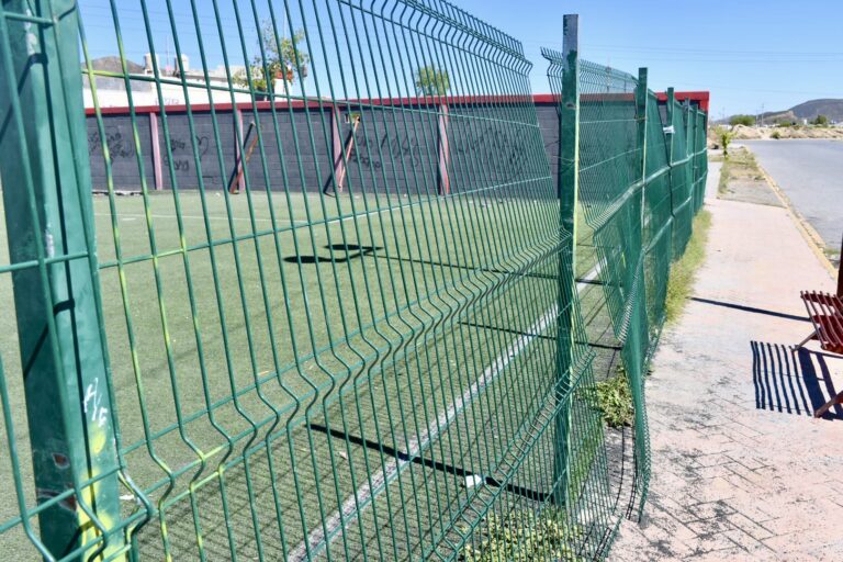 Vandalizan cancha en Parajes del Valle; autoridades apoyarán en su mantenimiento