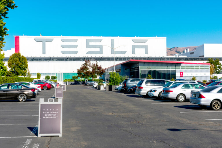 Tesla se tambalea: despedirá al 10% de su planta laboral a nivel mundial