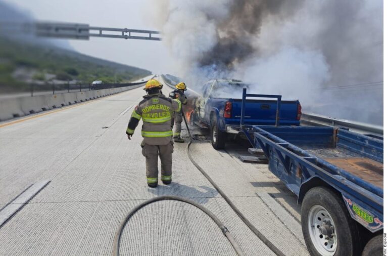 Arde camioneta en autopista a Saltillo