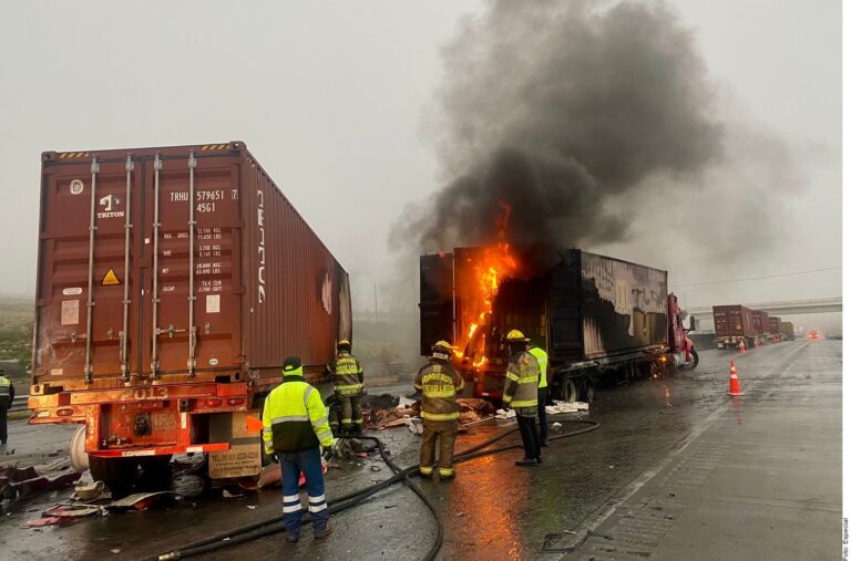 Cierran Autopista Saltillo – Monterrey por choque de tráileres