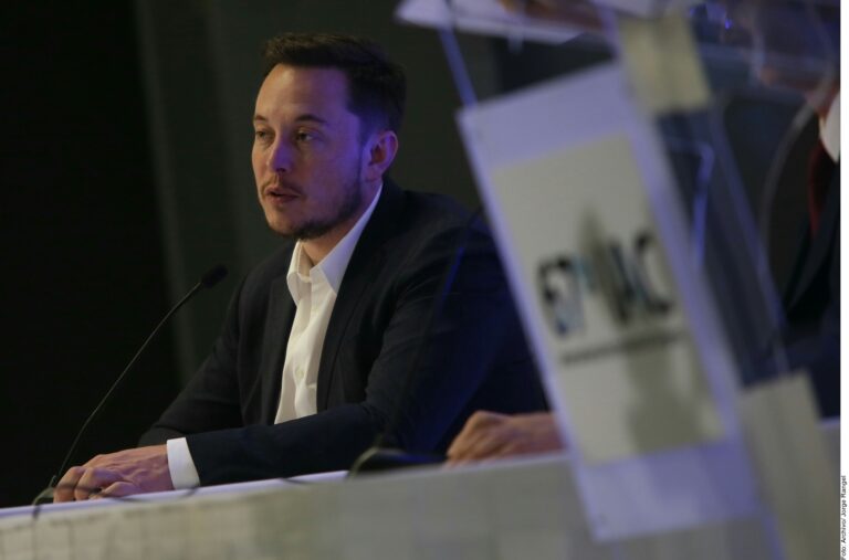 Desmiente Musk cancelar auto barato