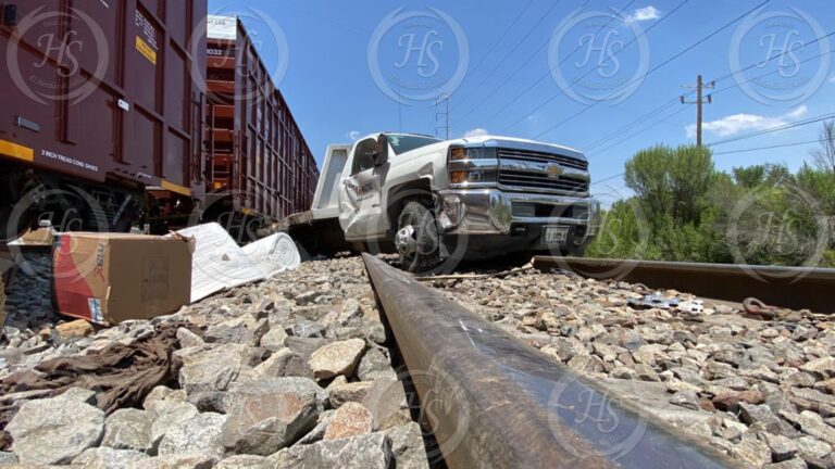 En un par de horas, dos conductores fracasan intentando ganarle el paso al tren en Ramos Arizpe… ¡en el mismo cruce!