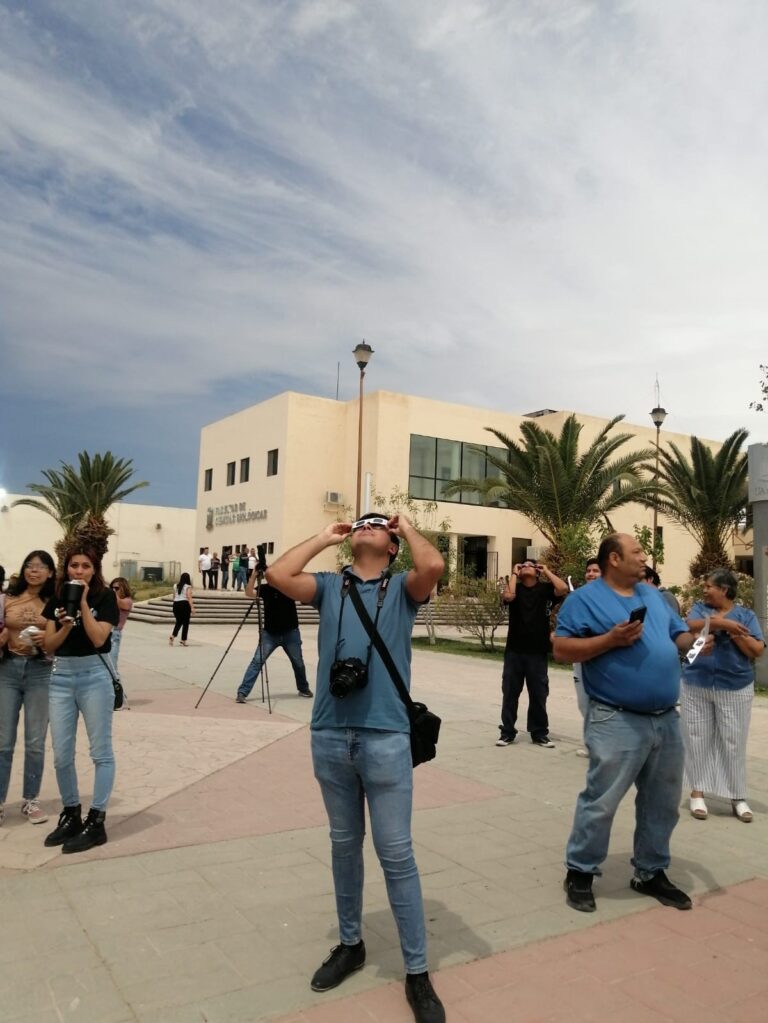 En Ciudad Universitaria de la UA de C Campus Torreón observaron el Eclipse Total 2024