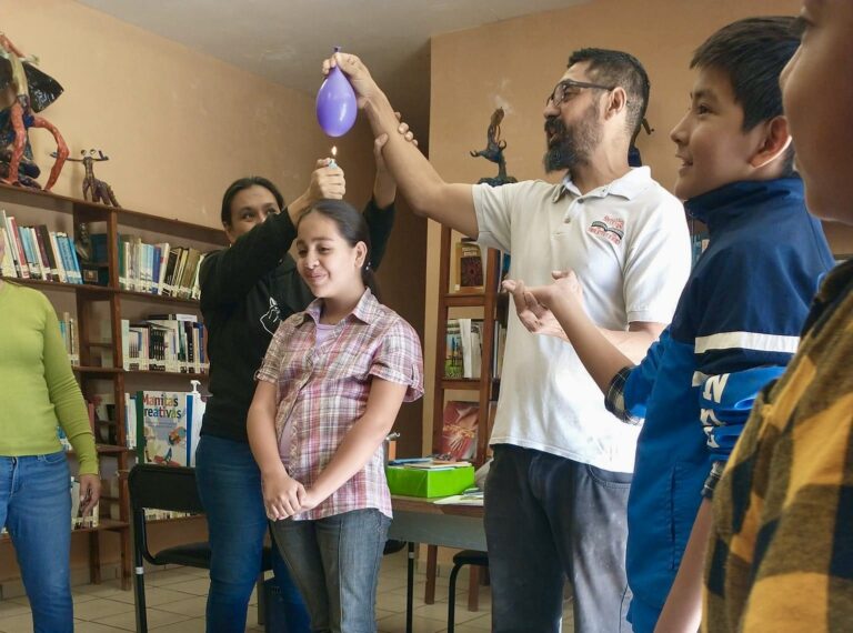 En bibliotecas de Ramos Arizpe niños celebran a la ciencia 