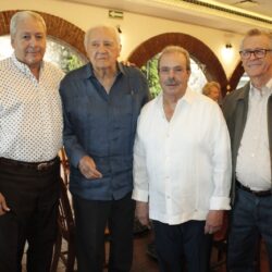 Entre amigos, celebra don Arturo Berrueto González 94 años de vida