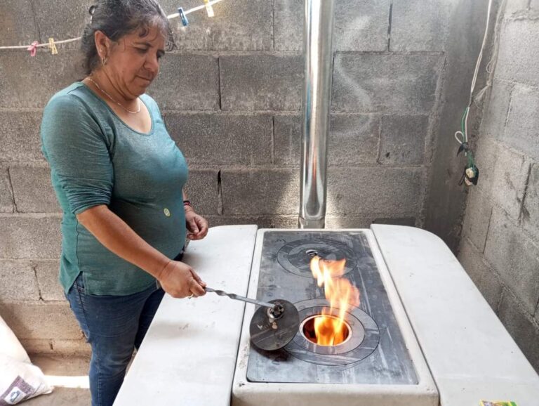 Entregan PROFAUNA y Fundación De Acero estufas ecológicas en comunidades de la Sierra de Zapalinamé