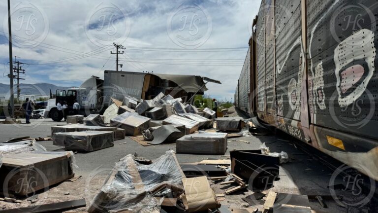 Intenta ganarle el paso al tren en Saltillo y riega todos los muebles que transportaba