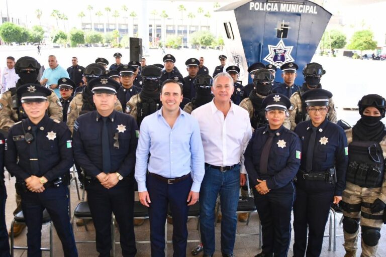 Manolo Jiménez y Román Cepeda supervisan equipamiento de la Policía de Torreón