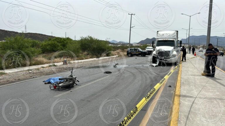 Muere motociclista al impactarse en contra de un tractocamión en Ramos Arizpe