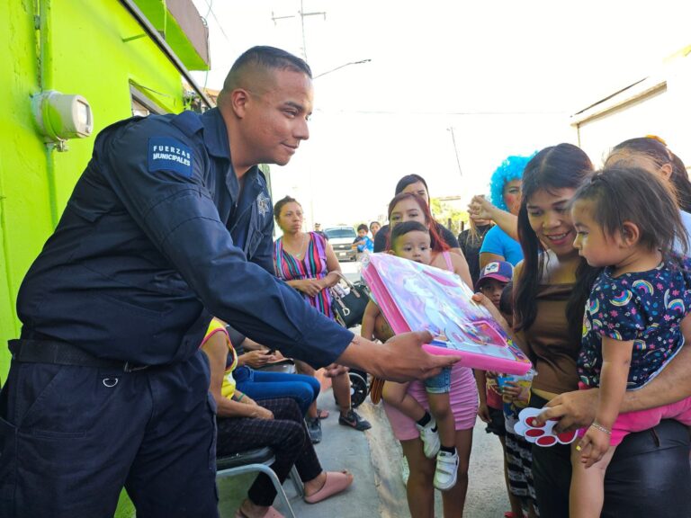 Policía Municipal y vecinos festejan a niños del poniente de Ramos Arizpe