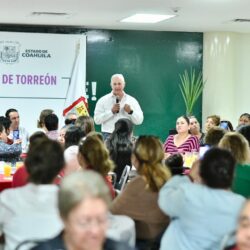 Román Alberto Cepeda González supervisa el programa de microcréditos para mujeres emprendedoras