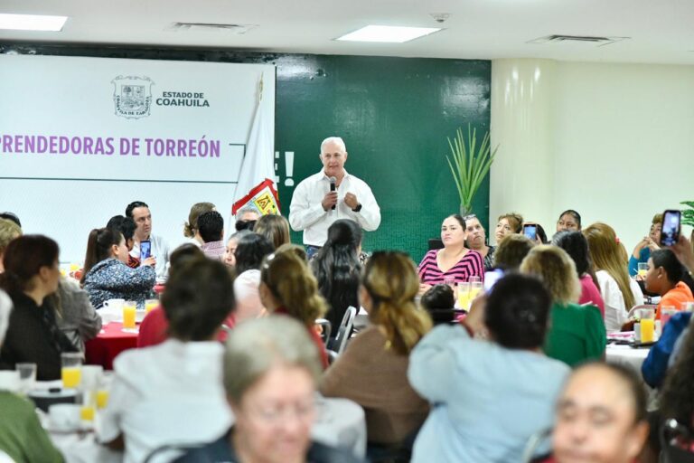 Román Alberto Cepeda González supervisa el programa de microcréditos para mujeres emprendedoras