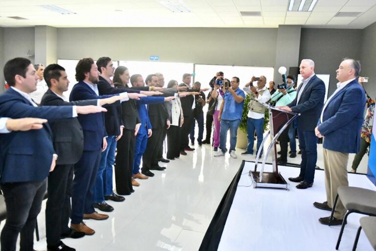 Román Alberto Cepeda González toma protesta al nuevo consejo directivo de la CANIRAC Laguna