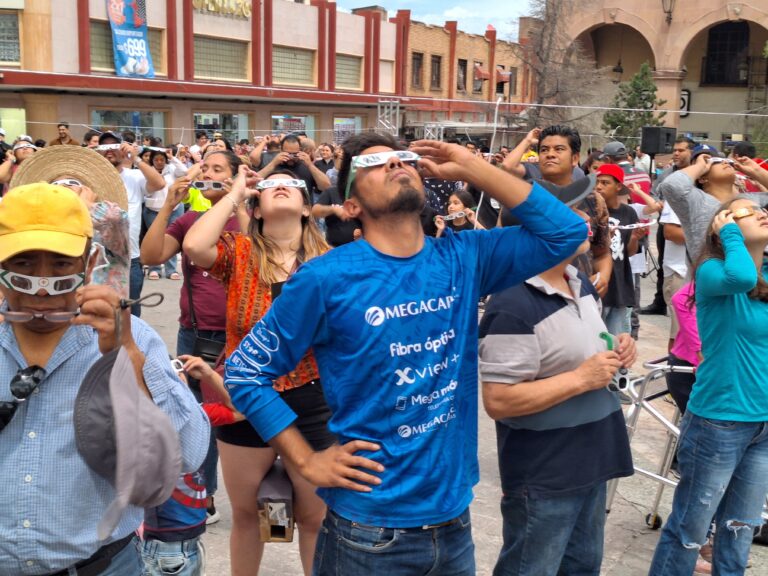 Saltillenses se congregan en Paseo Capital para admirar el Eclipse Solar 2024