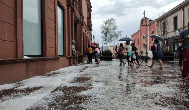 Se cae el cielo en Saltillo; fuerte granizada sorprende a saltillenses