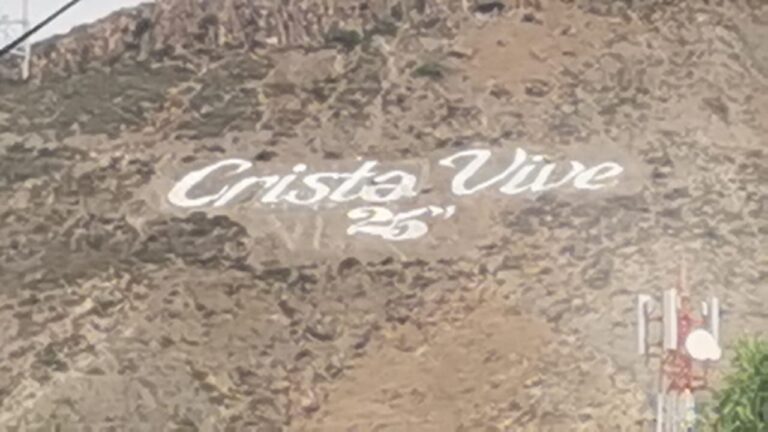 Alteran letras de Cristo Vive por “Crista Vive” en cerro del Pueblo   