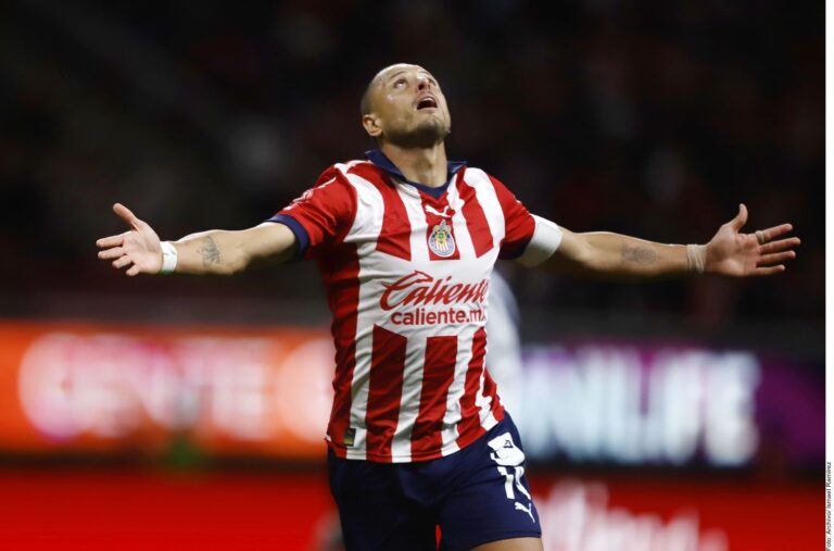 Álvaro critica la protección hacia Chivas tras el primer gol de Chicharito