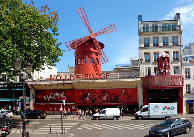 Caen las aspas del cabaret parisino Moulin Rouge