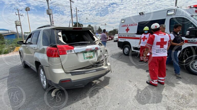 Camioneta no logra ganarle el paso al tren en Saltillo; van en su auxilio y se accidentan también