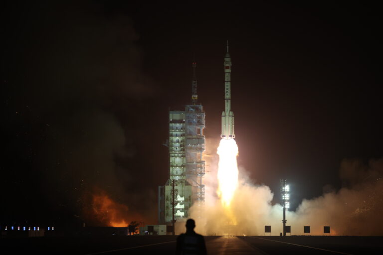 China lanza nave espacial tripulada Shenzhou-18