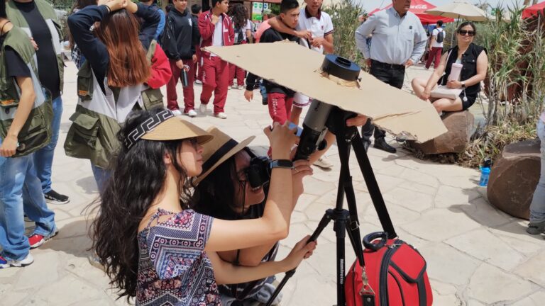 Cielo nublado no fue impedimento para que saltillenses disfrutaran eclipse en el Museo del Desierto