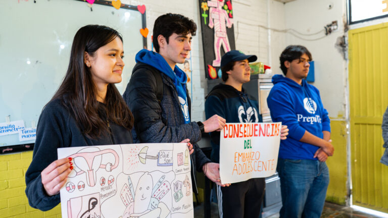 Estudiantes de la PrepaTec imparten plática sobre educación sexual en secundaria de Saltillo