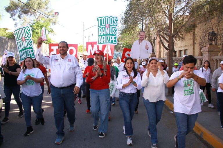 Implementará Tomás programa de banquetas en su gestión como alcalde