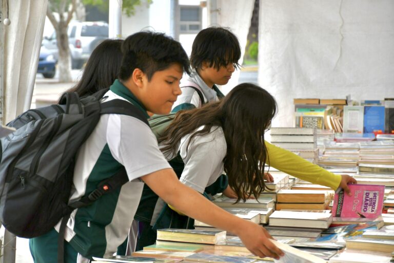 Hábito de la lectura es promovido en Ramos Arizpe con pequeña feria del libro en la Alameda 