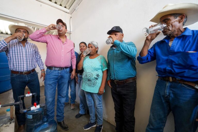 Instalan purificadora de agua en el ejido “La Reata” para el cuidado de la salud de sus habitantes