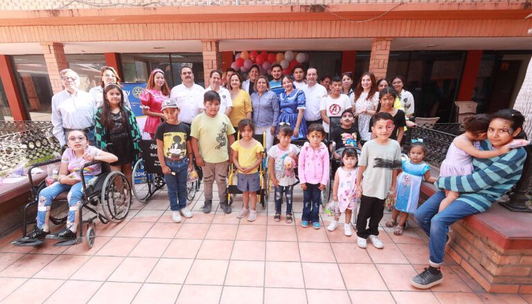 La UA de C y Club Rotario de Saltillo entregan aparatos ortopédicos y celebran el Día del Niño